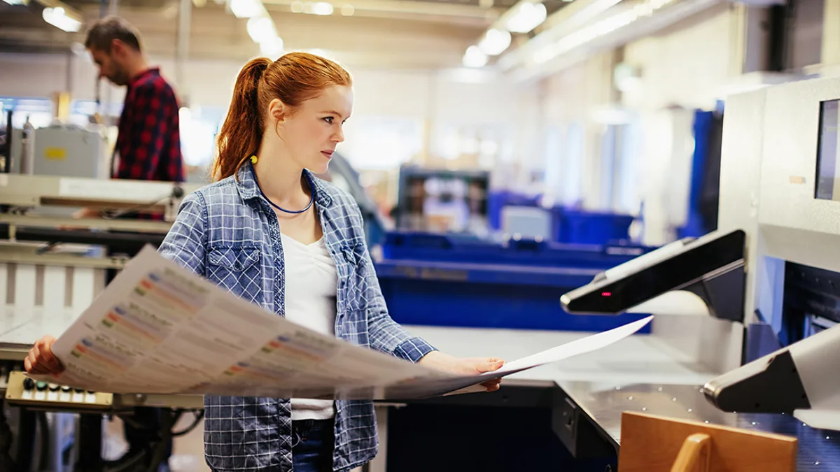 Materiali stampati e strumenti digitali per una campagna di marketing locale.