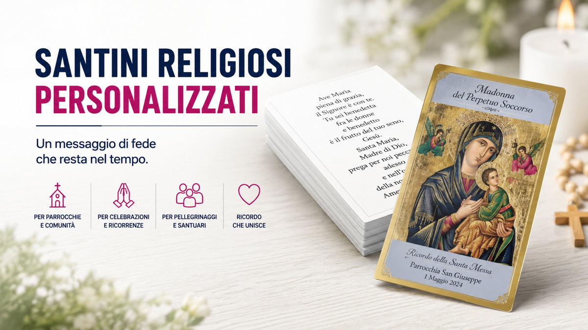 Santini religiosi personalizzati appoggiati accanto a un rosario e a un libretto di preghiera